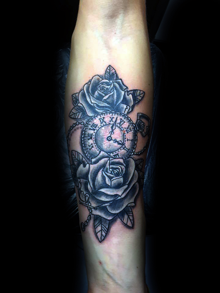 Tatuaggio rosa orologio-1