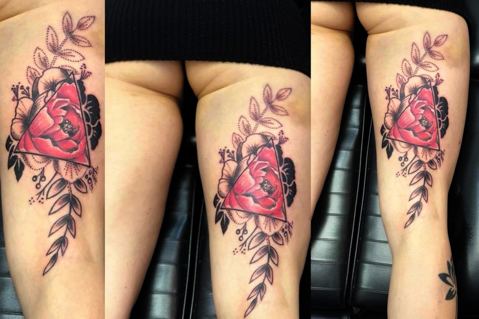 Tatuaggio rosa su gamba-1