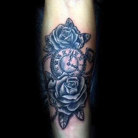 Tatuaggio rosa orologio-1