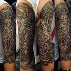 Tatuaggio rose e orologio su braccio-1