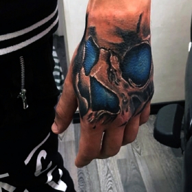 Tatuaggio teschio su mano-1