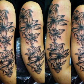 Tatuaggio fiori sul braccio-1