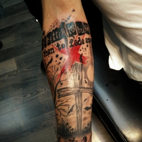 Tatuaggio croce cimitero su braccio-1
