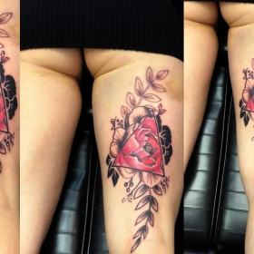 Tatuaggio rosa su gamba-1